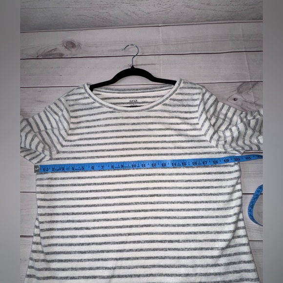 a.n.a Gray Striped Balloon Sleeve Lightweight Fuzzy Top - Size Large Office - Picture 3 of 7